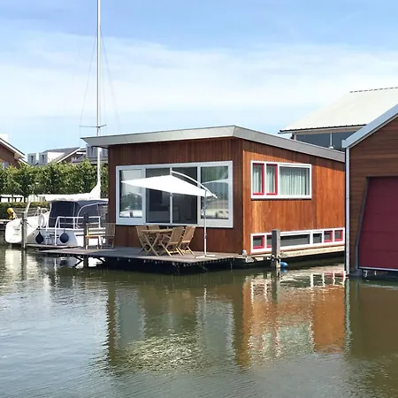 Houseboat Woude 6 Persons Uitgeest
