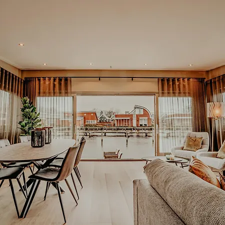 Houseboat Woude 6 Persons Uitgeest