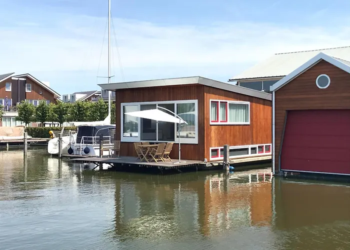 Houseboat Woude 6 Persons Uitgeest
