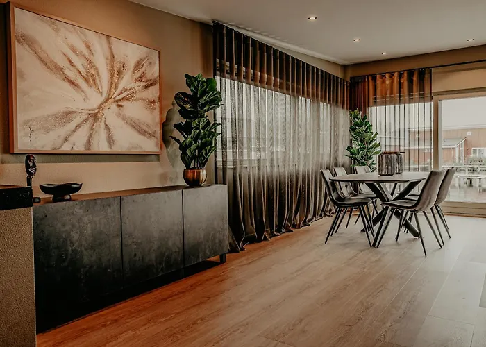 Houseboat Woude 6 Persons Uitgeest