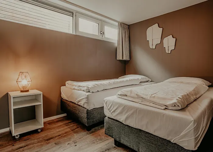 Houseboat Woude 6 Persons Uitgeest