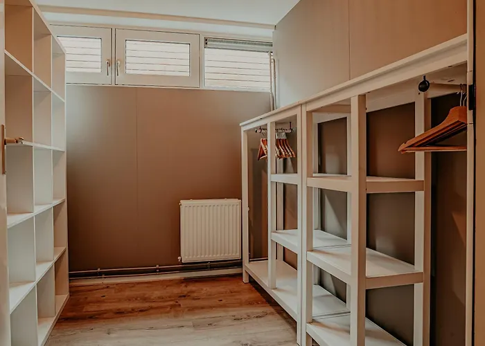 Houseboat Woude 6 Persons * Uitgeest