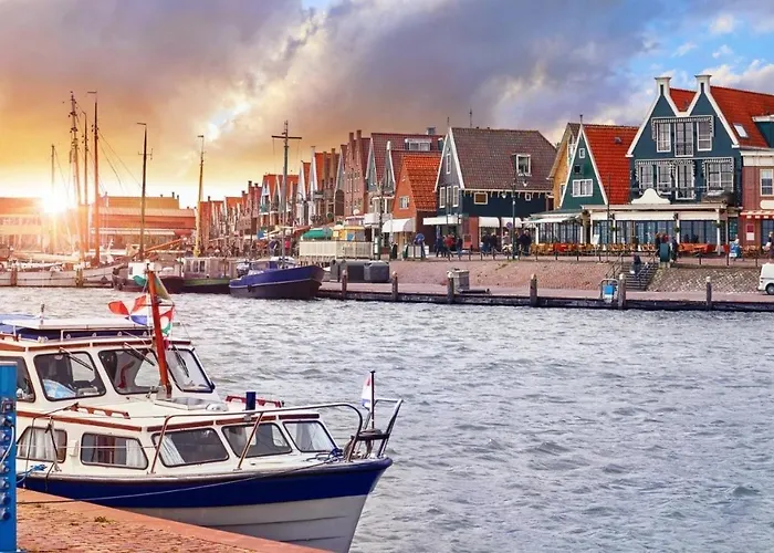 Houseboat Woude 6 Persons * Uitgeest